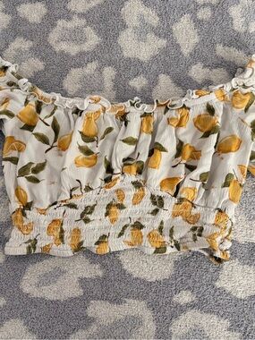 Arizona Jean Company White Lemon-Print Smocked Crop Top